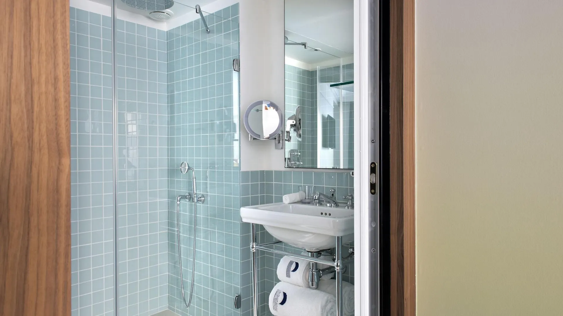 Parister Piscine & Отель
